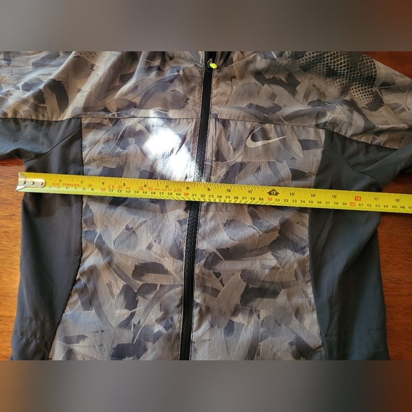 Nike womans running shell jacket. Size small. - Picture 5 of 5